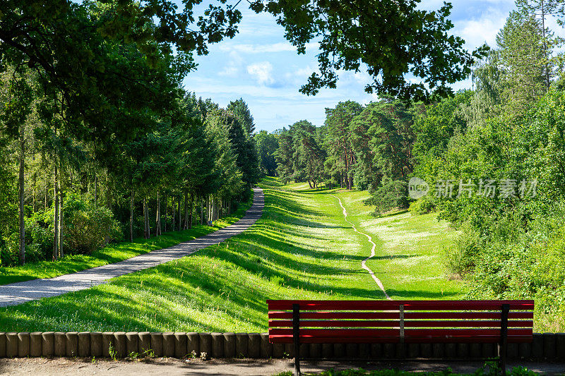 柏林Zehlendorf Fischtalpark公园对面长椅的后视图